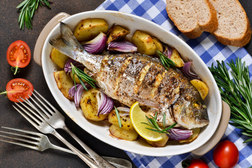 Photo de la recette : Recette dorade au four avec pommes de terre et d’herbes de Provence