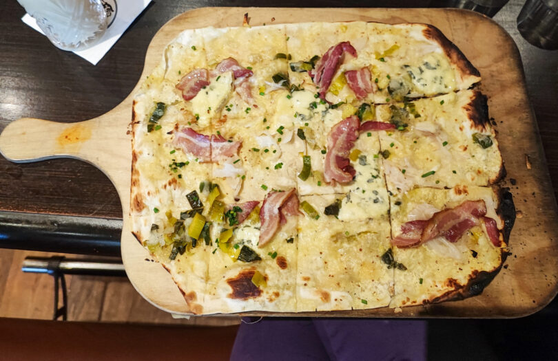 Flammenkueche maison au Bleu de Bresse et lardons