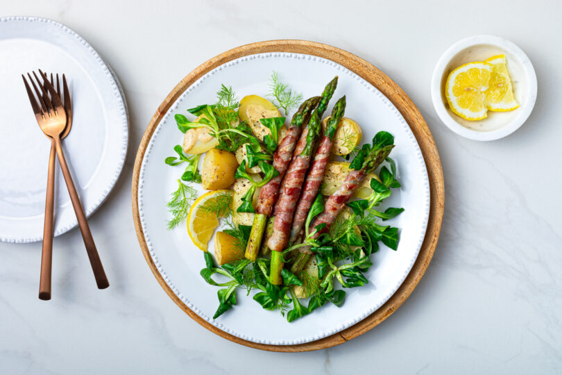 Photo de la recette : Recette salade de printemps avec asperges vertes grillées enroulées de bacon