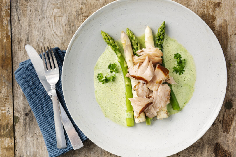 Photo de la recette : Recette asperges vertes et blanche au saumon