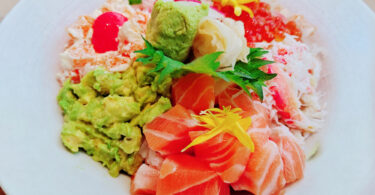 Photo de la recette : Recette assortiment de dés de sashimi avec du riz