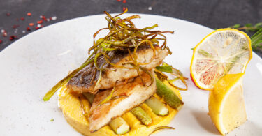 Photo de la recette : Recette bar grillé sur un lit d'asperge et galette de légumes