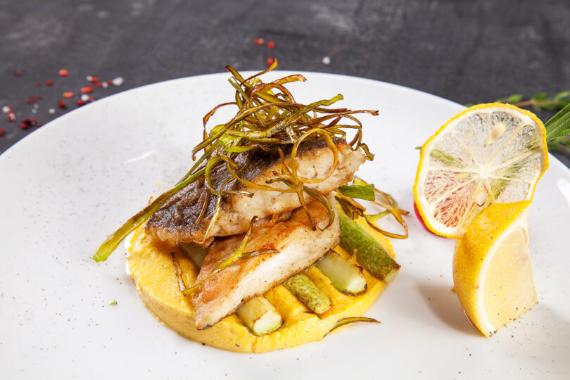 Photo de la recette : Recette bar grillé sur un lit d'asperge et galette de légumes