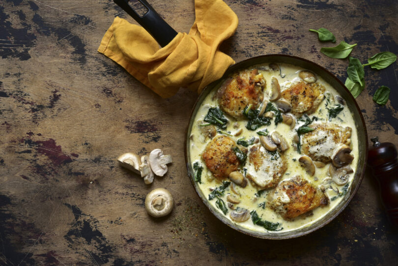Photo de la recette : Recette cuisses de poulets à la sauce à la crème avec champignons et épinards