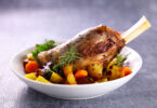 Photo de la recette : Gigot d’agneau rôti aux pommes de terre et carottes
