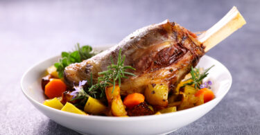 Photo de la recette : Gigot d’agneau rôti aux pommes de terre et carottes