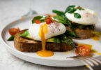 Photo de la recette : Recette tartines grillées oeufs pochés asperges et tomate
