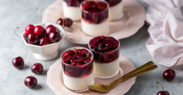 Photo de la recette : Recette pana cotta à la gelée de cerises