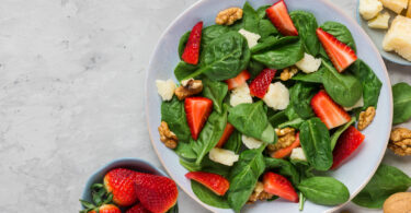 Photo de la recette : Recette salade à la fraise, feuille d'épinards et noix
