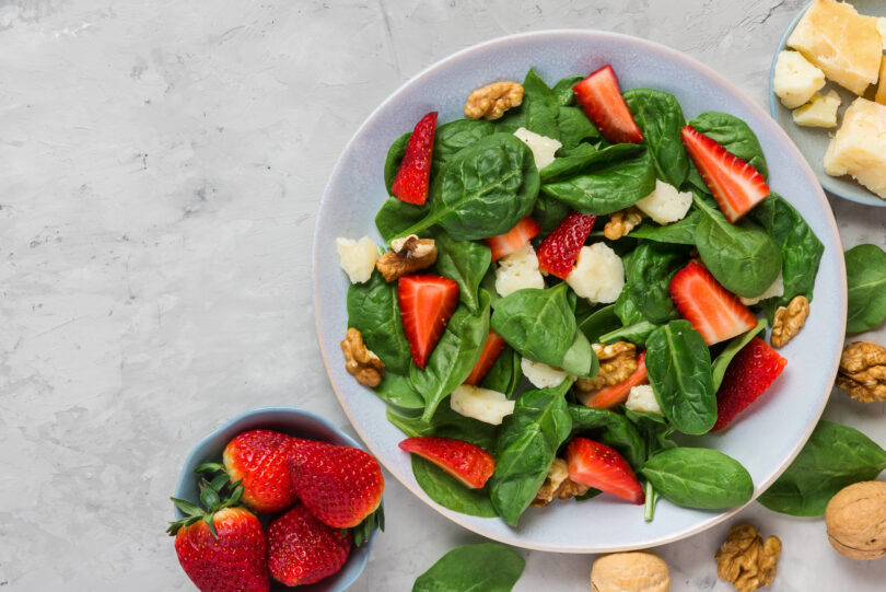Photo de la recette : Recette salade à la fraise, feuille d'épinards et noix