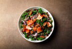 Photo de la recette : salade de poisson grillé chou frisé quinoa noix de pécan oignon rouge et grenade