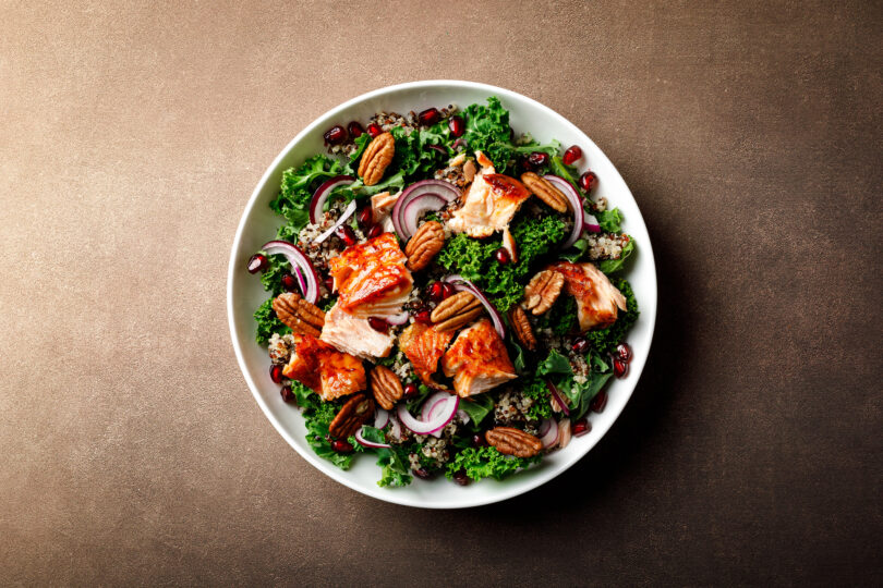 Photo de la recette : salade de poisson grillé chou frisé quinoa noix de pécan oignon rouge et grenade
