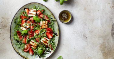 Photo de la recette : Recette salade aux fraises, tomates et fromage halloumi