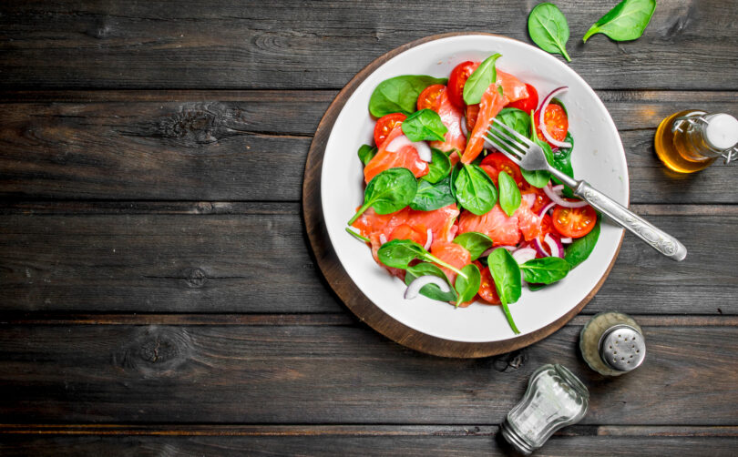 Photo de la recette : Recette salade de saumon avec tomates et épinards au jus de lime