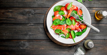 Photo de la recette : Recette salade de saumon avec tomates et épinards au jus de lime
