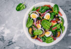 Photo de la recette : Recette de salade d'épinards avec oeufs, bacon, champignon et oignons rouges