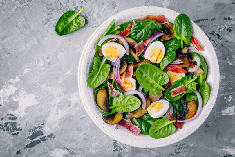 Photo de la recette : Recette de salade d'épinards avec oeufs, bacon, champignon et oignons rouges