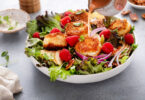 Photo de la recette : Recette de salade au chèvre frit, pomme et framboises à la vinaigrette avec oignons rouges