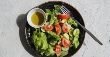 Photo de la recette : Salade de tomate concombre et laitue romaine