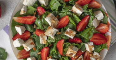 Photo de la recette : Recette salade aux fraises, épinards, feta et pignons de pin assaisonnée de balsamique