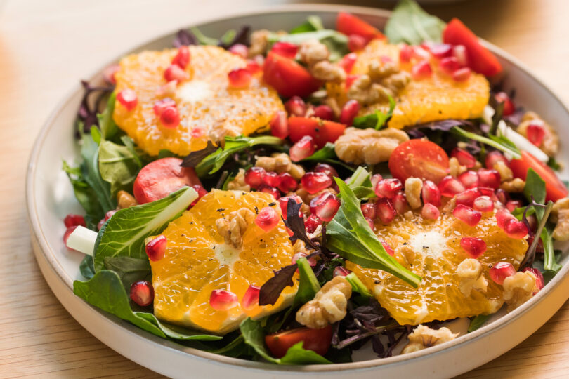 Photo de la recette : Recette salade végane aux agrumes, feuilles de laitue et grenade