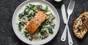 Photo de la recette : Recette saumon au four sauce crémeuse aux champignons et épinard