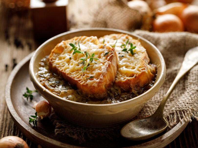 Photo de la recette : Recette soupe à l'oignon avec des croutons de pain grillés
