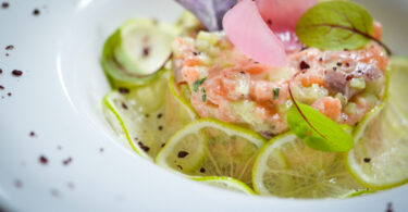 Photo de la recette : Recette de tartare au saumon frais et tranche de citron vert