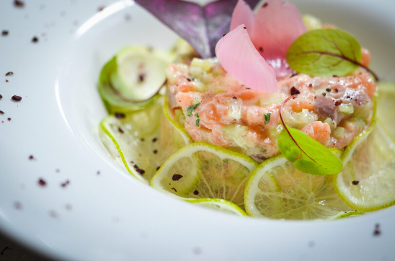 Photo de la recette : Recette de tartare au saumon frais et tranche de citron vert