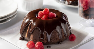 Photo de la recette : Recette bundt cake au chocolat et frambroises