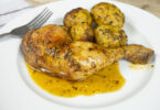 Photo de la recette : Recette de cuisses de poulet rôties et pommes de terre aux herbes