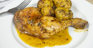 Photo de la recette : Recette de cuisses de poulet rôties et pommes de terre aux herbes