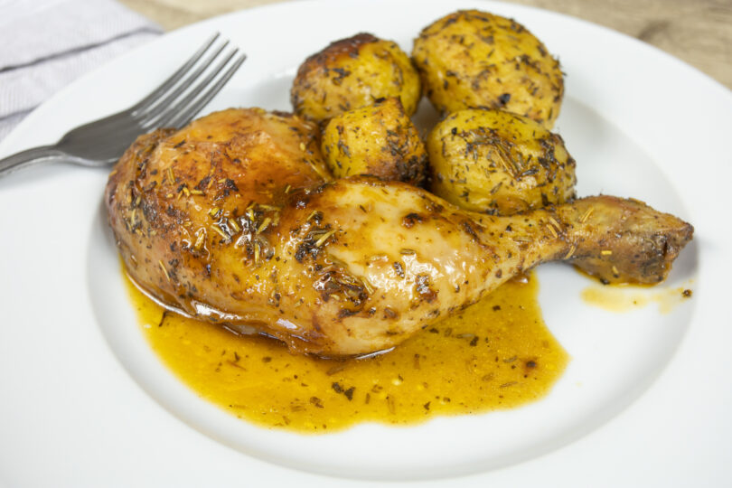 Photo de la recette : Recette de cuisses de poulet rôties et pommes de terre aux herbes