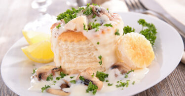 Photo de la recette : Recette de feuilleté au poulet sauce béchamel et champignons