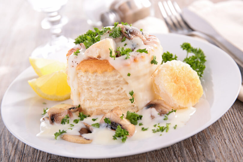 Photo de la recette : Recette de feuilleté au poulet sauce béchamel et champignons