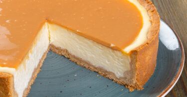 Photo de la recette : Recette gâteau au fromage nappé au caramel