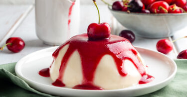 Photo de la recette : Recette de panna cotta au coulis de cerise