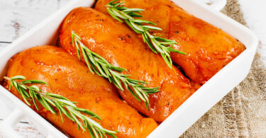 Photo de la recette : Recette poitrine de poulet marinée aux herbes épicées et romarin
