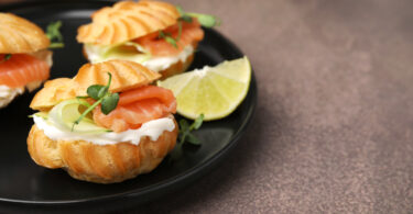 Photo de la recette : Recette profiteroles au saumon à la crème fraiche et concombre