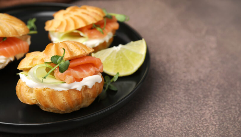 Photo de la recette : Recette profiteroles au saumon à la crème fraiche et concombre