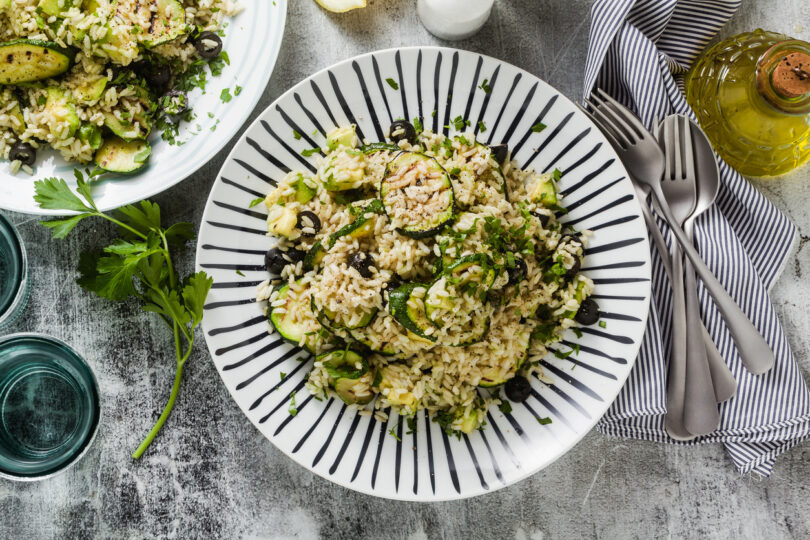 Photo de la recette : Recette de salade de riz végétalienne aux courgettes et avocats