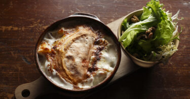 Photo de la recette : Recette tartiflette rustique traditionnelle maison et salade aux noix