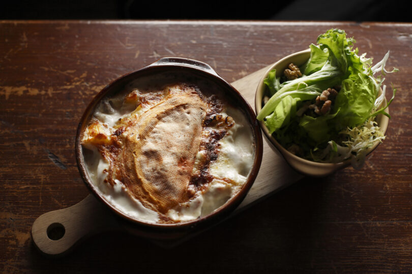 Photo de la recette : Recette tartiflette rustique traditionnelle maison et salade aux noix